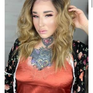 Blonde wig with brown roots